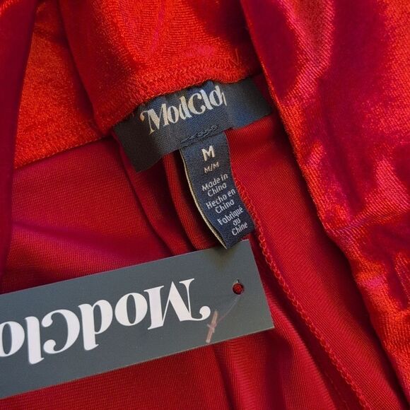 NWT ModCloth Loving the Luxe Life Velvet Flare leg Vibrant Hollyberry Red size M - Picture 4 of 12